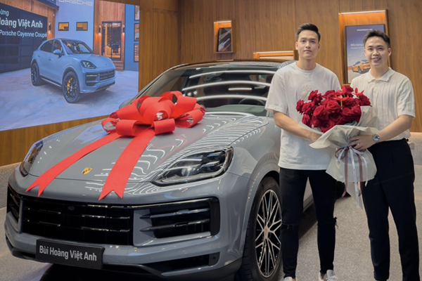 Trung vệ Bùi Hoàng Việt Anh tậu Porsche Cayenne giá 5,8 tỷ 