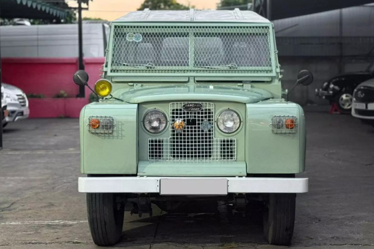 SUV Land Rover Defender cổ lỗ sĩ nhưng giá bạc tỷ tại Việt Nam