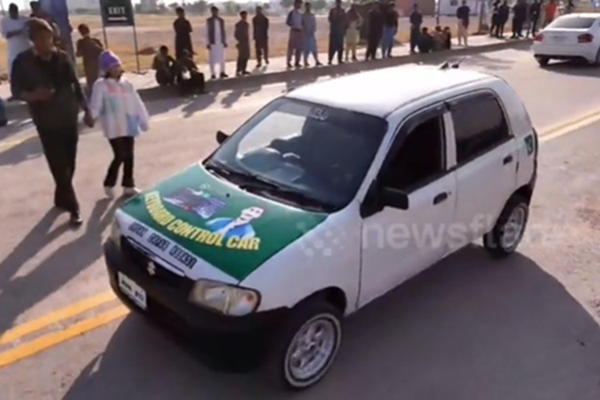 Xe Suzuki Alto chạy không cần vô lăng nhờ "anh hùng bàn phím"