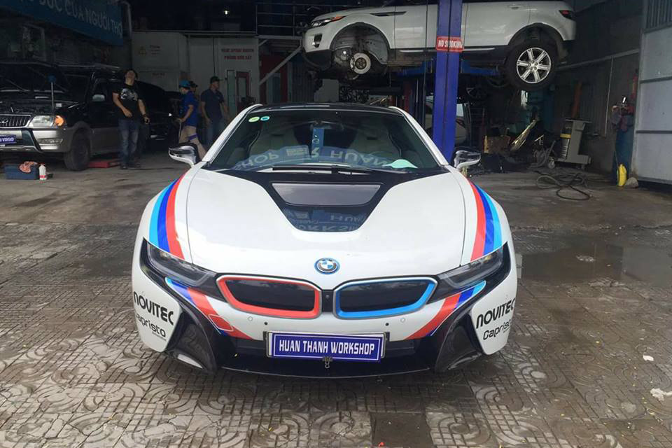 Dân chơi Đà Nẵng độ tem đấu cho siêu xe BMW i8 