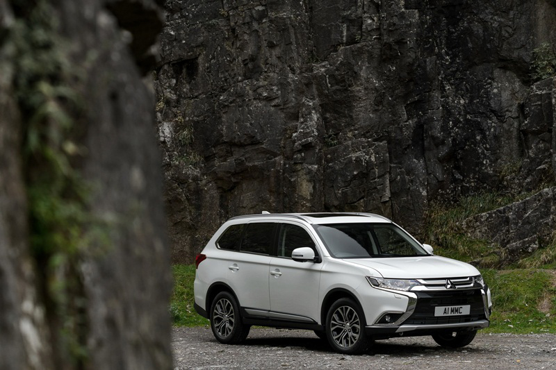 Mitsubishi Outlander phiên bản 2017 máy dầu giá 700 triệu