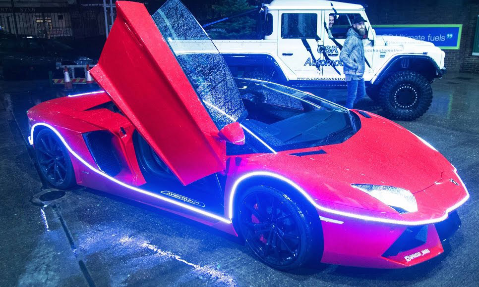 Lamborghini Aventador độ đèn led nổi bật đón Giáng sinh