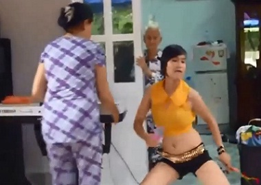 “Không cảm xúc” phiên bản girl sexy