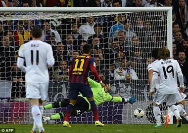 Real 3-4 Barca: Kinh điển và kịch tính  trên sân Bernabeu