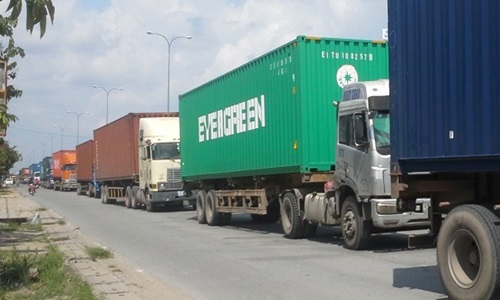 Hàng trăm container ùn tắc ở cửa khẩu Mộc Bài