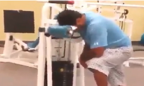 Clip cười đau ruột với anh chàng ngủ gật khi tập gym