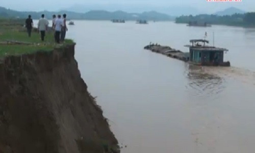 Clip hàng chục tàu sắt... rút ruột sông Lô