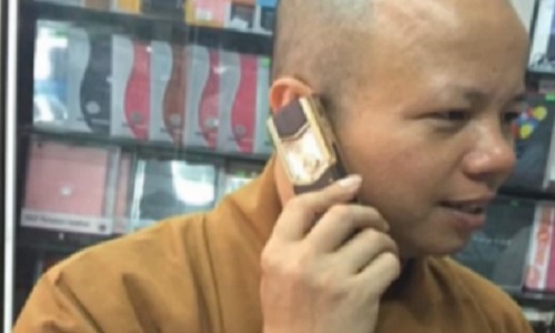 Xử lý nghiêm nhà sư khoe điện thoại Iphone 6