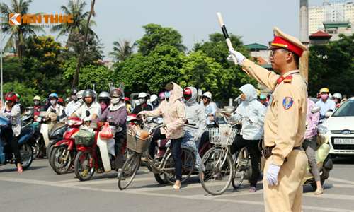 CSGT Hà Nội căng mình dưới nắng như đổ lửa