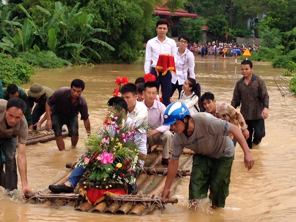 Hòa Bình ngập nặng, đám cưới đón dâu bằng bè