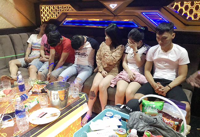 Dân chơi phê pha ma túy trong quán karaoke liên tiếp rủ nhau “lên phường” 