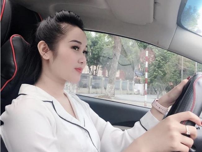 Nhan sắc nóng bỏng 2 nàng WAGs của 'song sát' Tiến Linh và Hà Đức Chinh