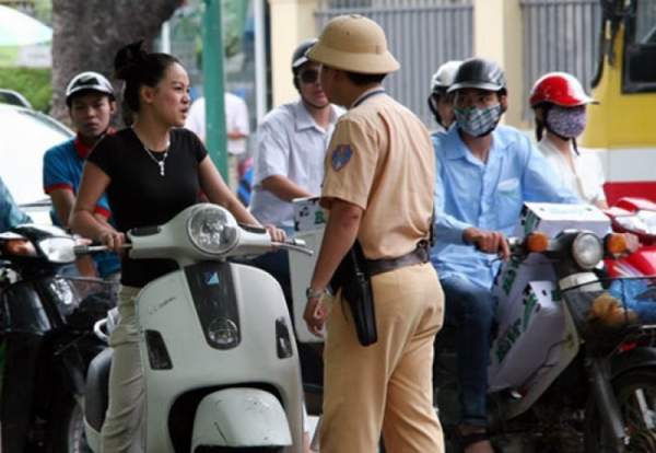 Những người thích đi xe máy tháo gương sẽ nghĩ lại khi biết điều này