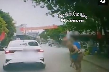 Video: Đột ngột lao ra đường, bé trai khiến cả thế gian "đứng tim"