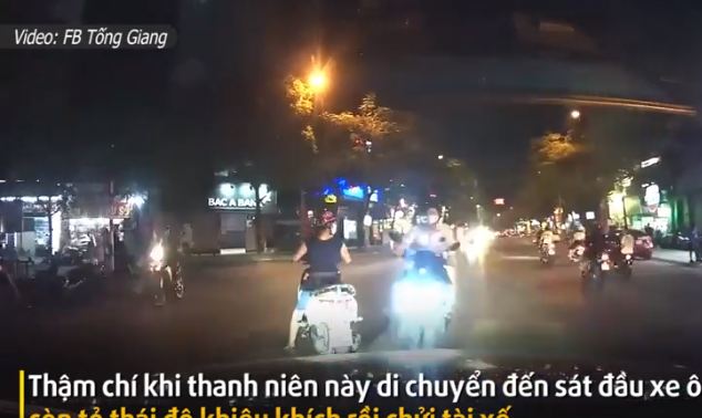 Video: Thanh niên liên tục nháy đèn led ‘độ’, khiêu khích xe ngược chiều