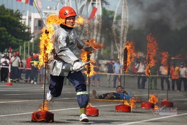 Xem lính cứu hỏa lao vào biển lửa diễn tập cứu nạn