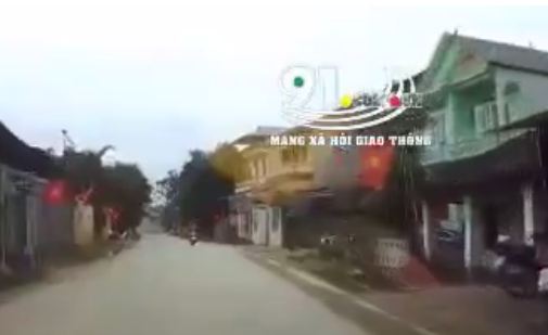 Video: Đâm trúng chú chó băng qua đường, người phụ nữ gặp tai nạn kinh hoàng