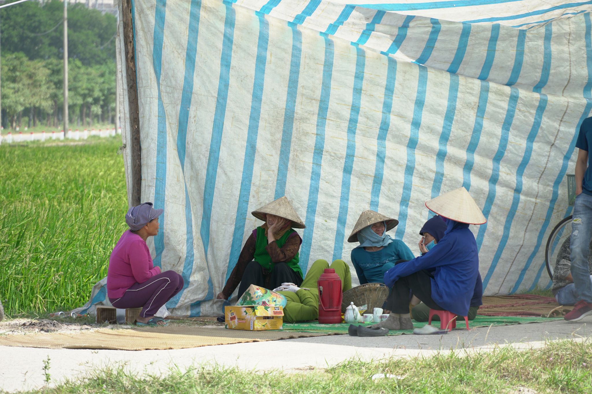 Ông Chung bị bắt, vụ bãi rác Nam Sơn bỏ ngỏ, dân lại chặn xe rác