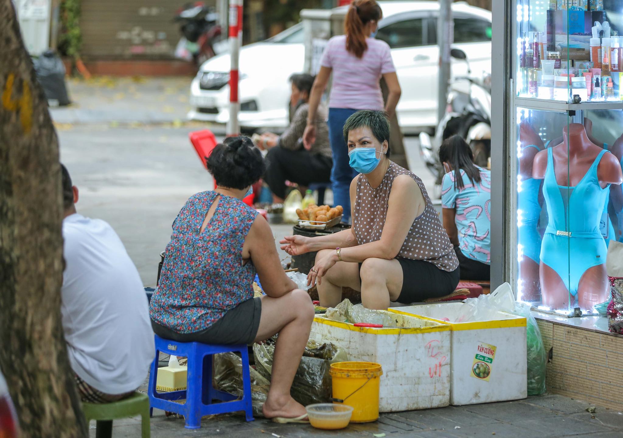 Bất chấp lệnh cấm, hàng quán vỉa hè vẫn ngang nhiên hoạt động 