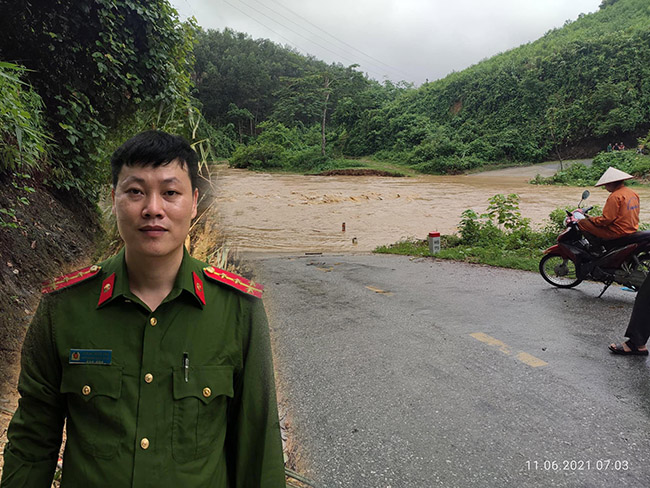 Phó trưởng công an xã lao mình xuống dòng lũ xiết để cứu người