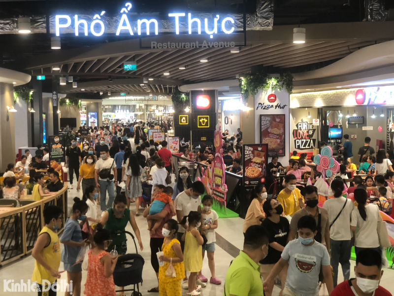 “Biển người” ăn, uống nhộn nhịp như chưa hề có dịch tại Aeon Mall Hà Đông