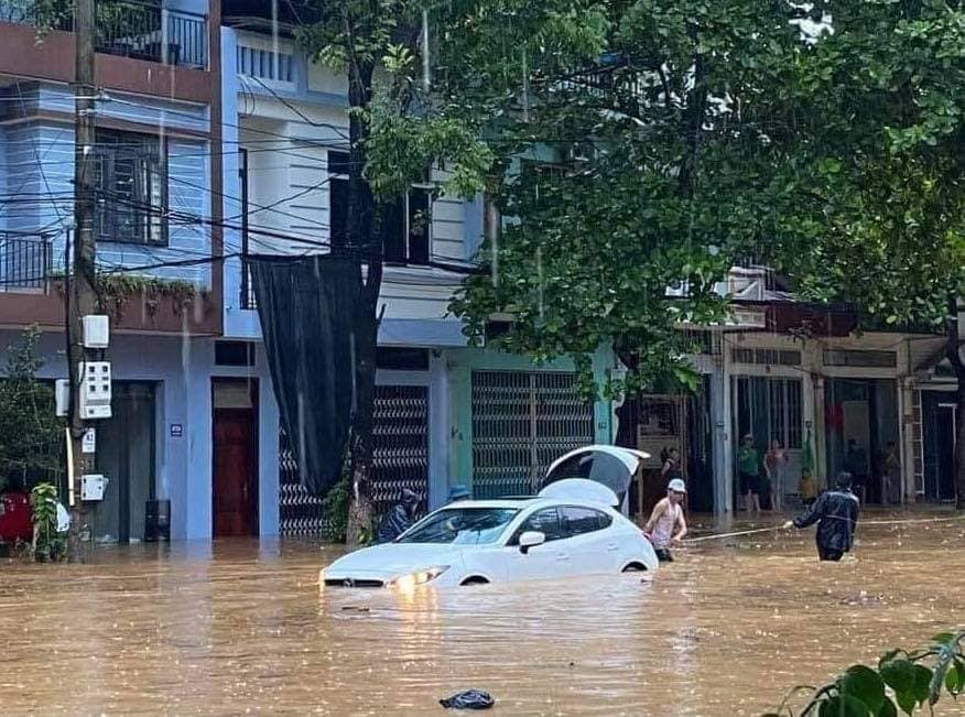 Nhiều nơi ở TP Lào Cai chìm trong biển nước do mưa lớn