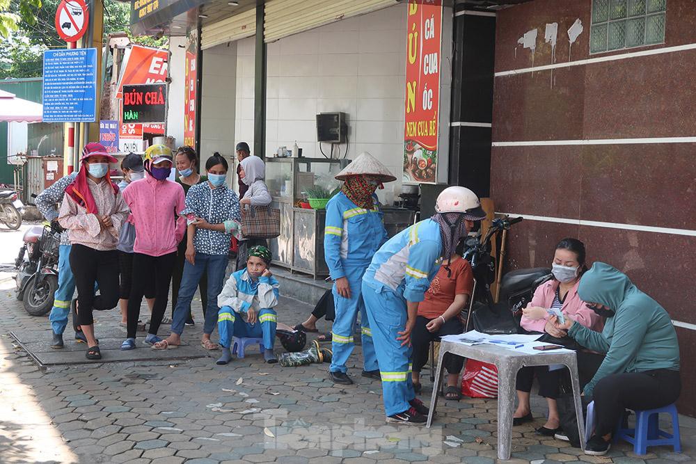 Hà Nội: Hàng trăm công nhân vệ sinh rơi nước mắt khi nhận tiền lương bị nợ