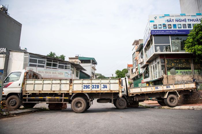 Xe tải, container, cống bê tông... thành lô cốt chống COVID-19