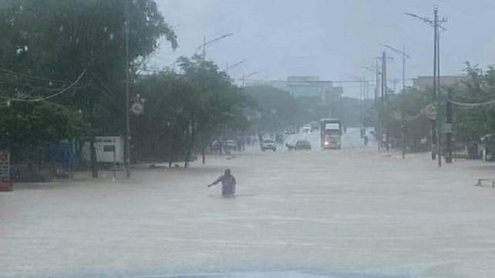 Mưa lớn kéo dài khiến quốc lộ và nhà dân ở Hà Tĩnh ngập sâu