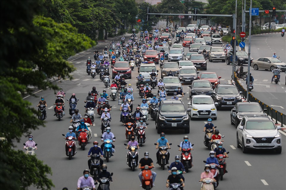 Đường Hà Nội đông đúc trở lại trong các khu vực “vùng xanh“