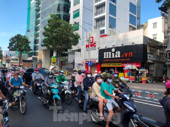 Chợ vắng, khu vui chơi đông nghẹt dịp nghỉ lễ