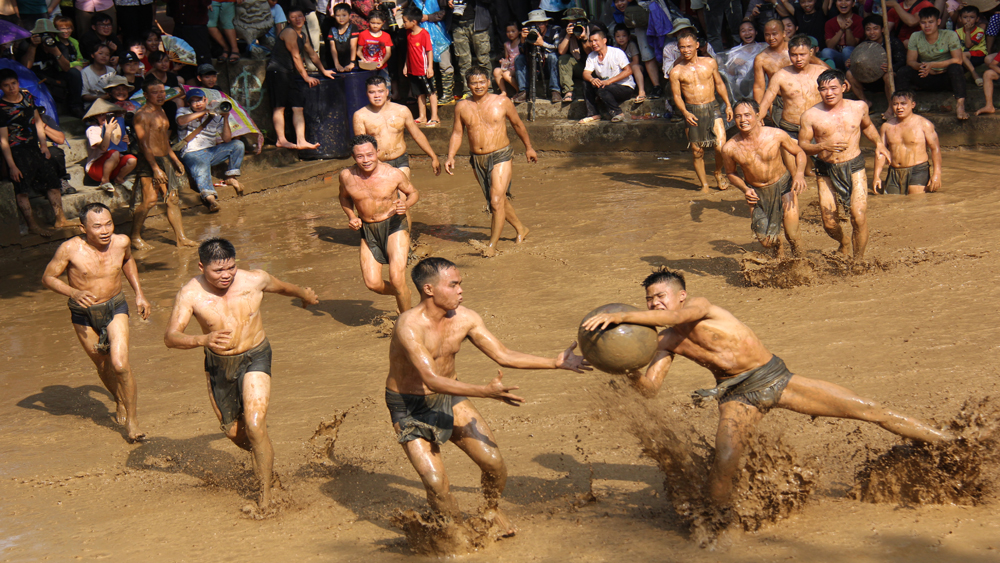 Vì sao hàng chục thanh niên cởi trần, đóng khố tranh nhau quả cầu ở Bắc Giang