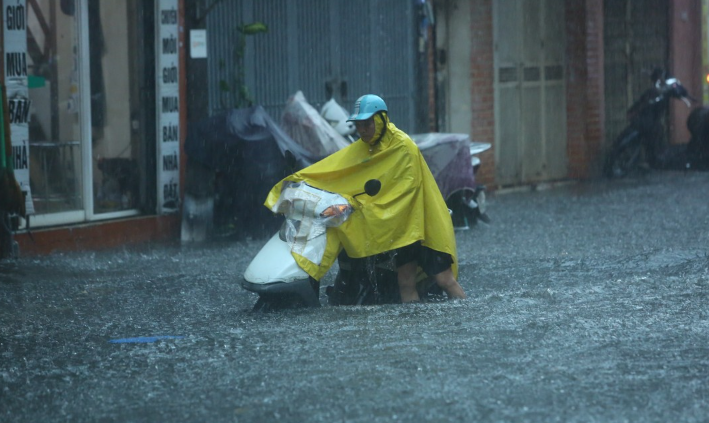 Mưa lớn trút xuống hàng giờ, nhiều tuyến phố Hà Nội ngập nặng