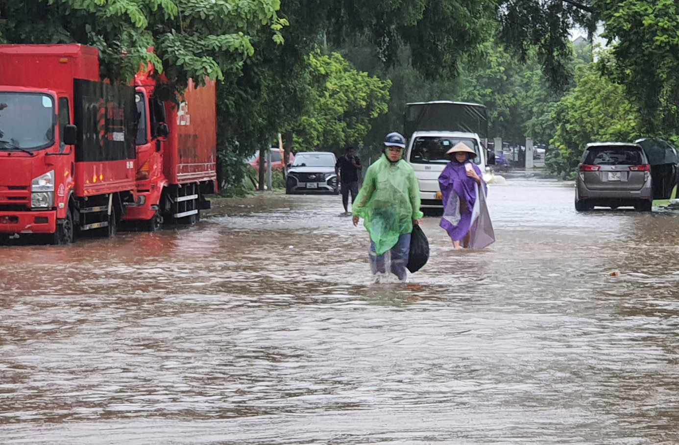 Nhiều tuyến phố Hà Nội bị ngập sâu trong cơn mưa lớn kéo dài