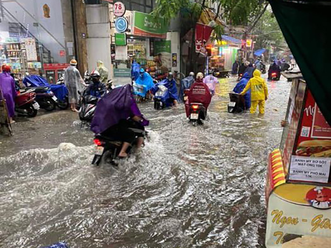 Mưa lớn khiến nhiều tuyến phố Hà Nội ngập sâu trong biển nước