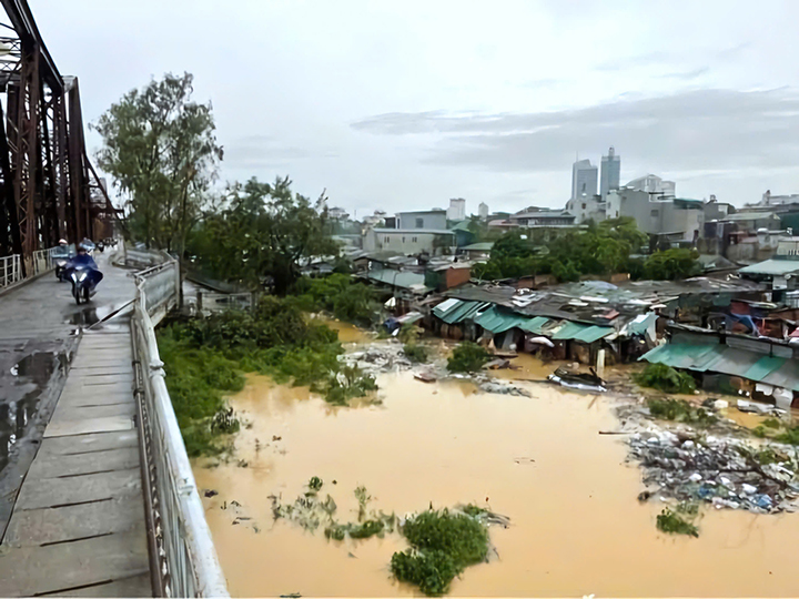 Hà Nội: Nước sông Hồng dâng cao, nhiều tuyến đường ngập trong biển nước