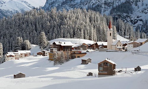 Cận cảnh ngôi làng tuyết rơi tuyệt đẹp dưới chân dãy Alpes