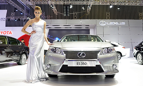 Dàn người mẫu cực xinh tại Vietnam Motor Show 2014