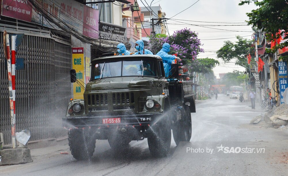 Ảnh: Xe đặc chủng phun khử khuẩn khu vực phong tỏa tại Thường Tín