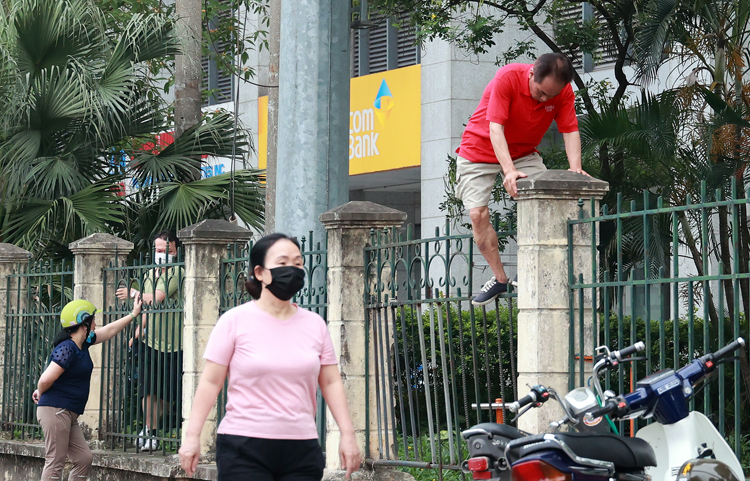 Hà Nội: Người dân bất chấp lệnh cấm, trèo rào vào công viên tập thể dục