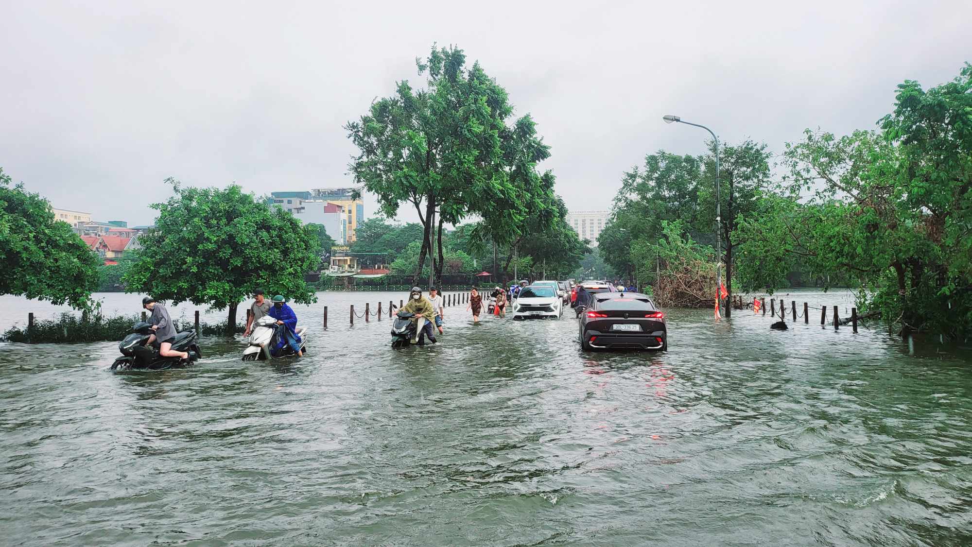 Ngày làm việc đầu tuần, giao thông Hà Nội hỗn loạn vì ngập sâu