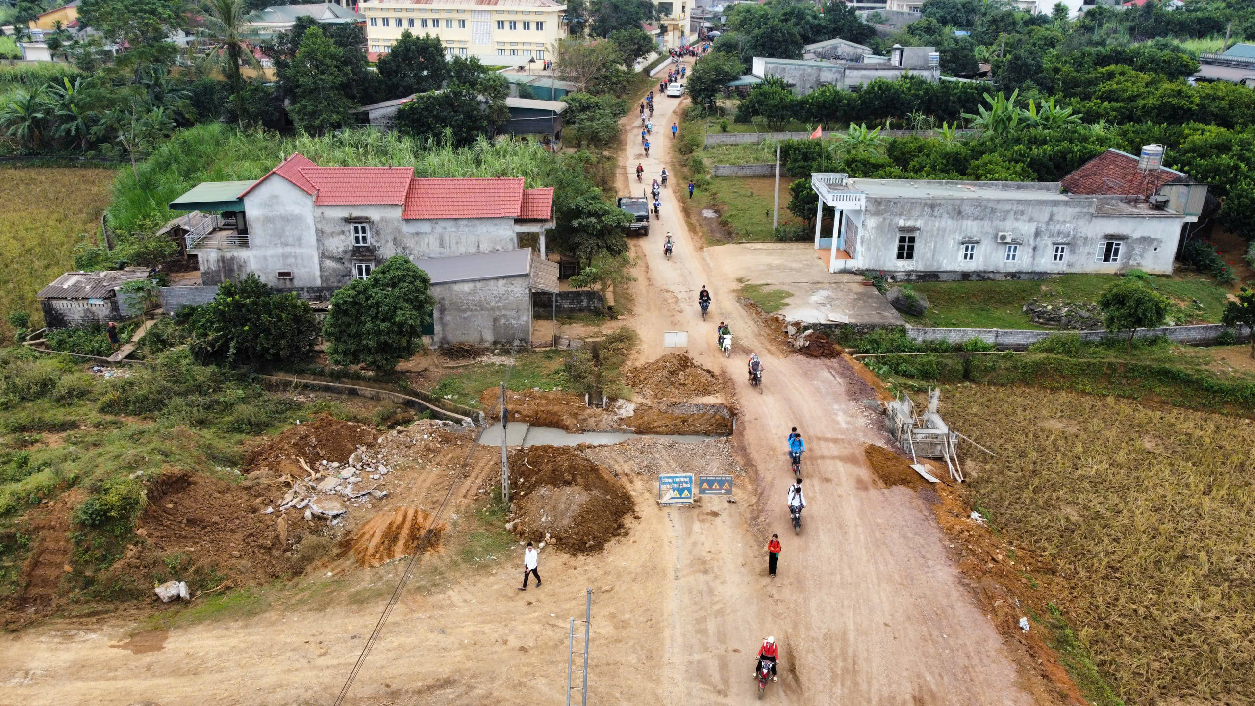 Cận cảnh đường trăm tỷ đội vốn, dân khốn khổ ngóng chờ ở Hòa Bình