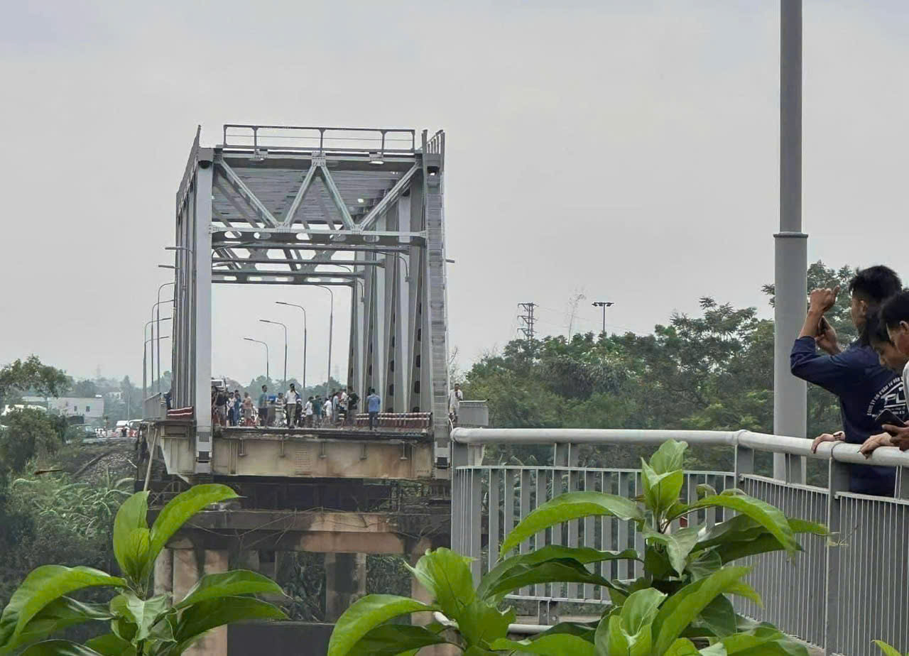 Sập cầu Phong Châu -  Phú Thọ, chưa rõ thiệt hại