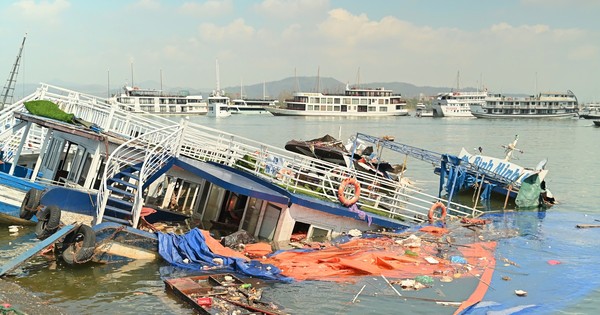 Xót xa tàu du lịch tiền tỷ 'đắm’ trên vịnh Hạ Long