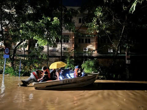 Sông Hồng dâng nước lên nhanh, nhiều nơi ở Yên Bái ngập trong đêm