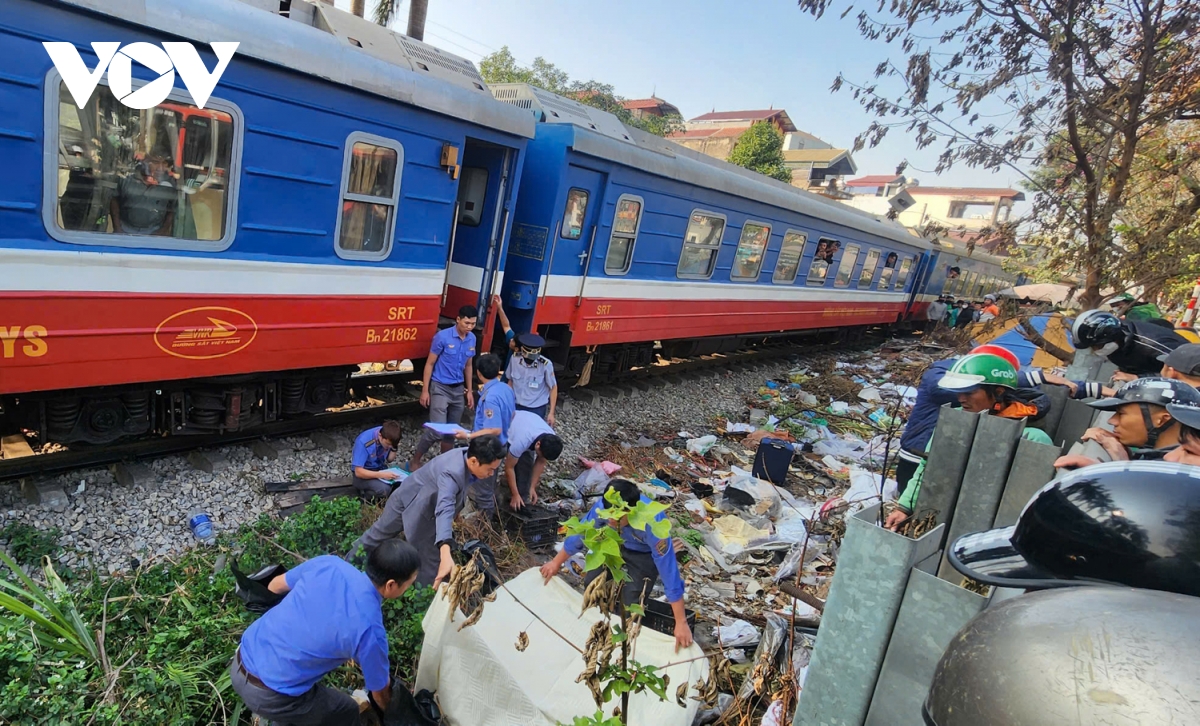 Khoảnh khắc tàu hỏa va chạm với tài xế xe ôm công nghệ