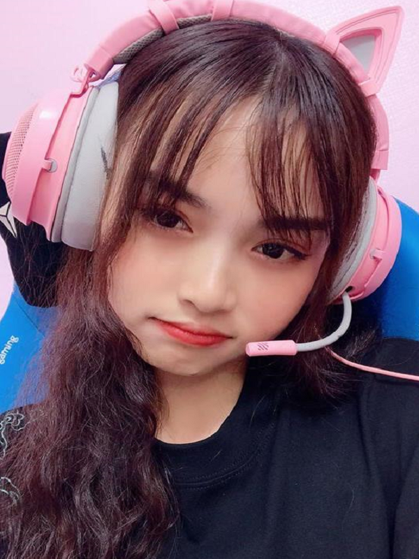 Khoe thân phản cảm, nữ streamer 9X làm netizen hết hồn