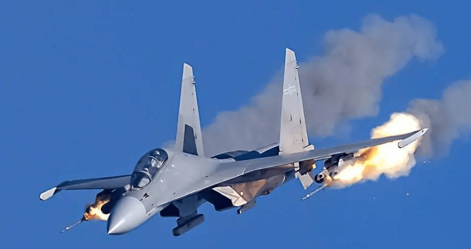 Su-35 quần thảo ở độ cao thấp, pháo binh Nga bắn "đỏ nòng"