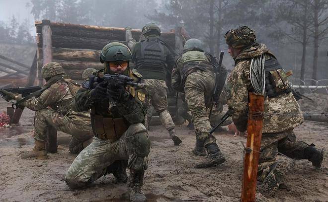 Tình hình Bakhmut quá nóng, lính Nga và Ukraine căng thẳng tột độ