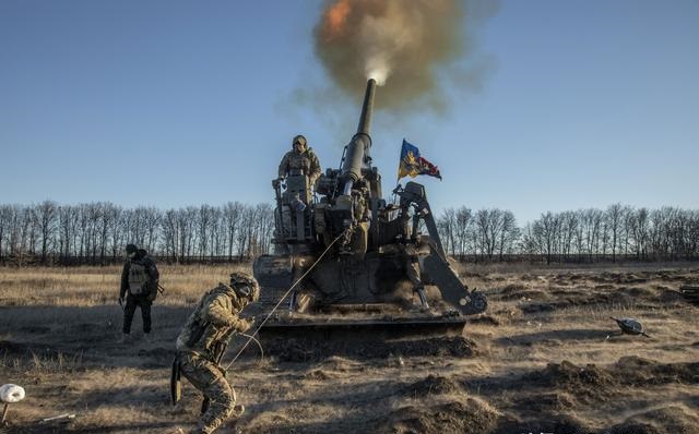 Pháo binh Nga và Ukraine thi nhau "vãi" đạn, bên nào bắn nhiều hơn?